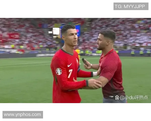 球迷疯狂举动冲进场内抢C罗球衣引发热议