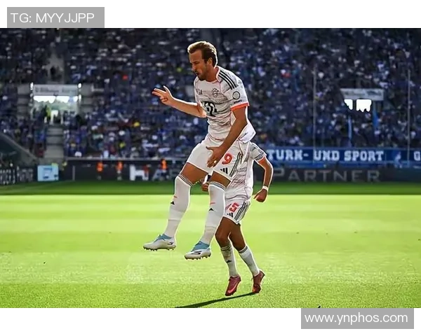 莱万重返安联球场引发拜仁球迷愤怒反应：背叛与忘恩负义的争议之战